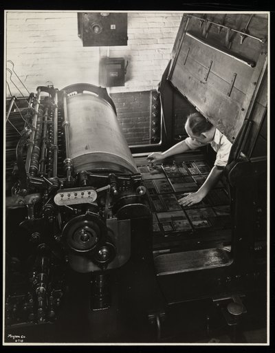 Trabajando en una prensa Meihle en Unz und Co., 24 Beaver Street, Nueva York, 1932 de Byron Company